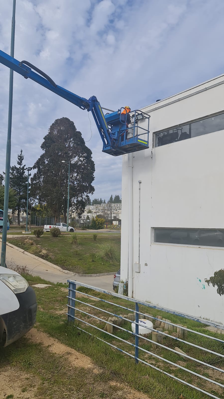 Instalación de cámara de seguridad en poste perimetral - Campus Curauma