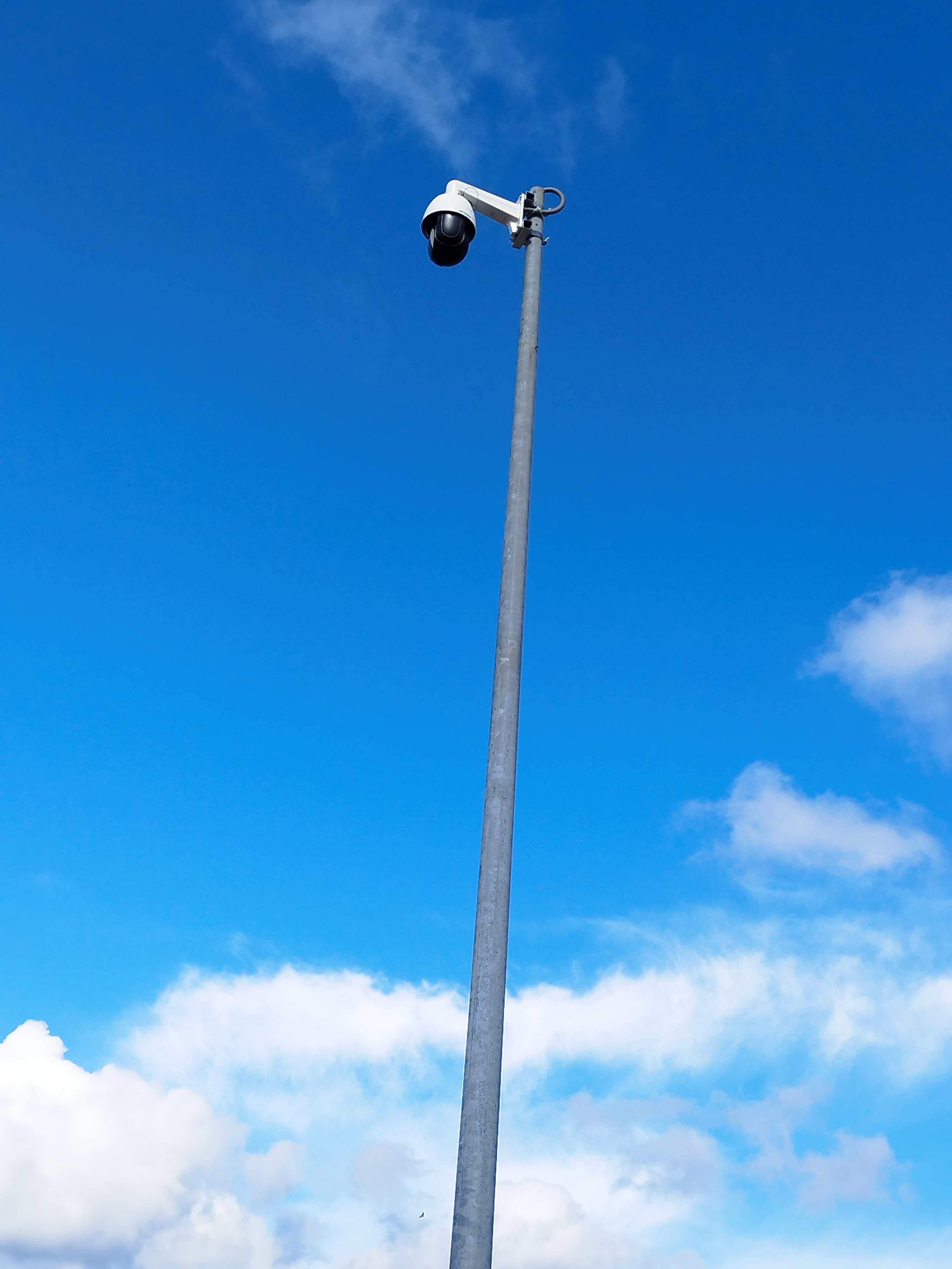 Cámara de seguridad instalada en fachada de edificio del campus